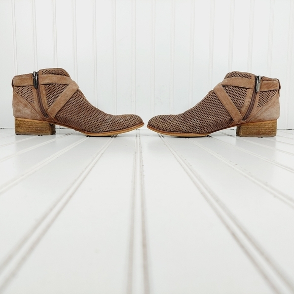 Vince Camuto Casha Brown Tan Laser Cut Ankle Booties E986 - Picture 8 of 13